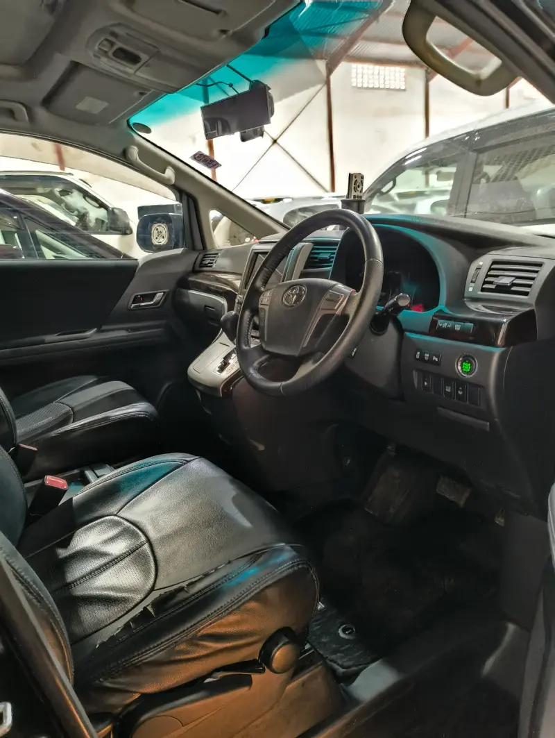 2012 Toyota Alphard – photo 3