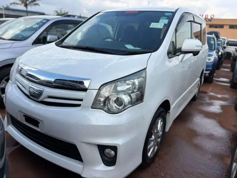 2013 Toyota Noah – photo 2