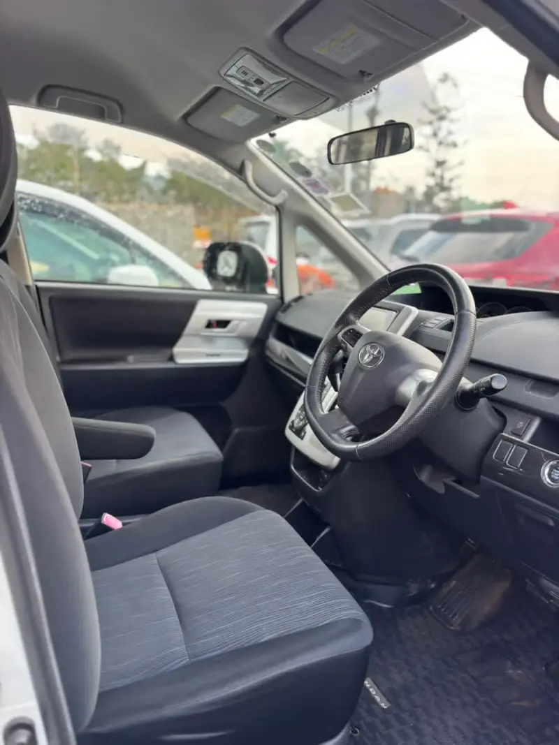 2013 Toyota Noah – photo 3