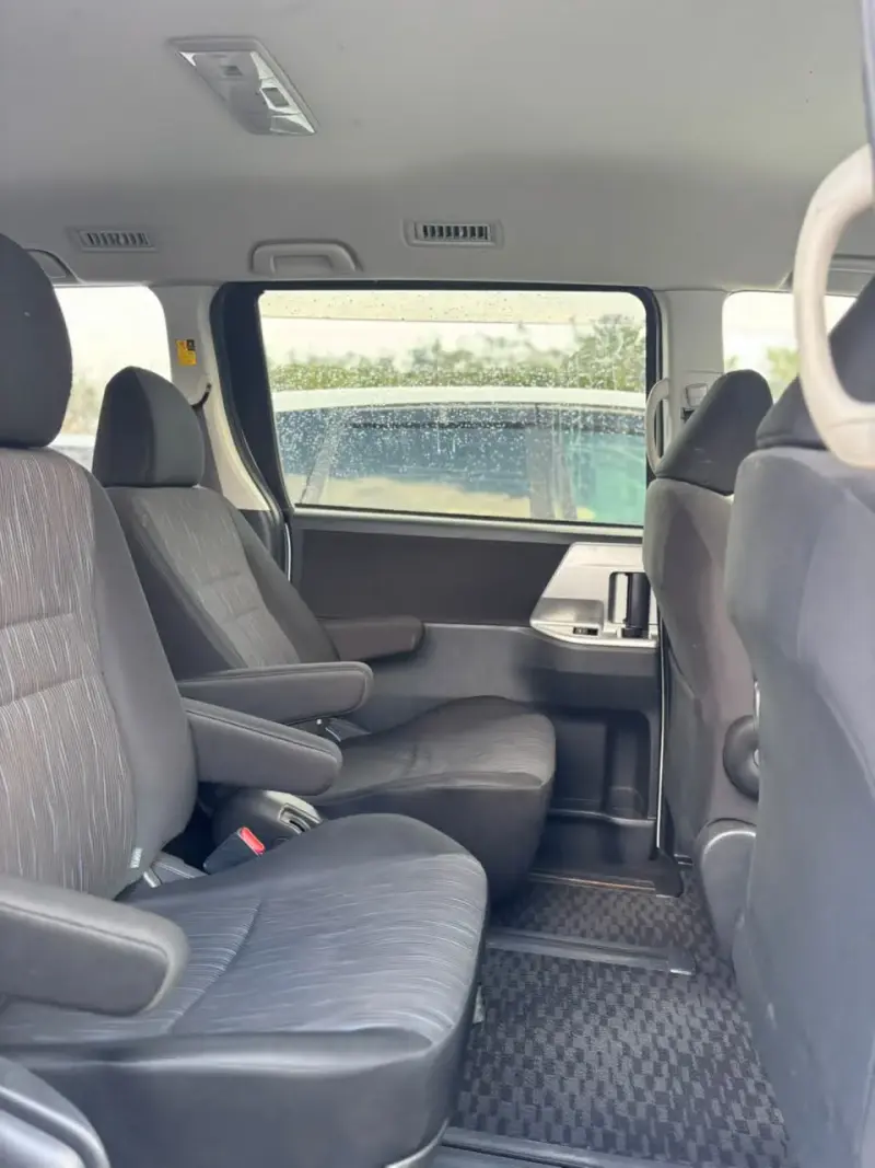 2013 Toyota Noah – photo 4