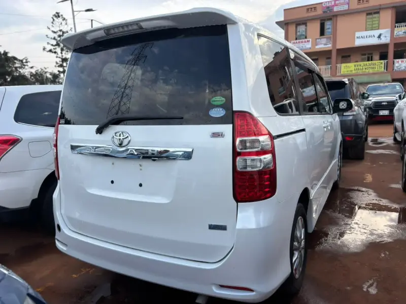 2013 Toyota Noah – photo 7