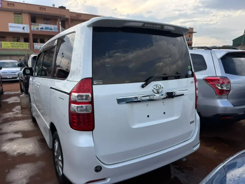 2013 Toyota Noah – photo 8
