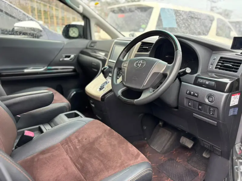 2013 Toyota Alphard – photo 3