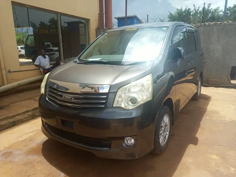 2013 Toyota Noah – photo 2