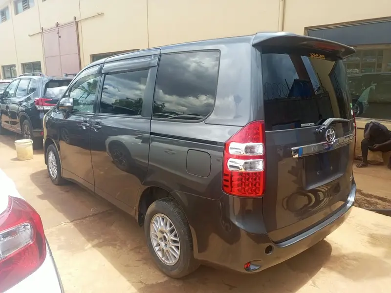 2013 Toyota Noah – photo 3