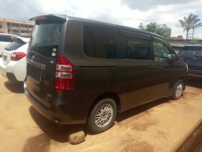 2013 Toyota Noah – photo 7