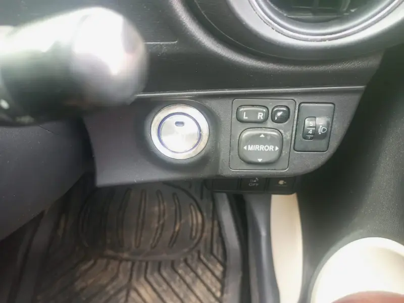 2012 Toyota Aqua – photo 4
