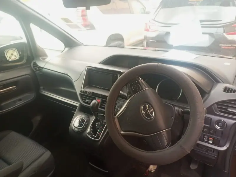 2014 Toyota Noah – photo 6