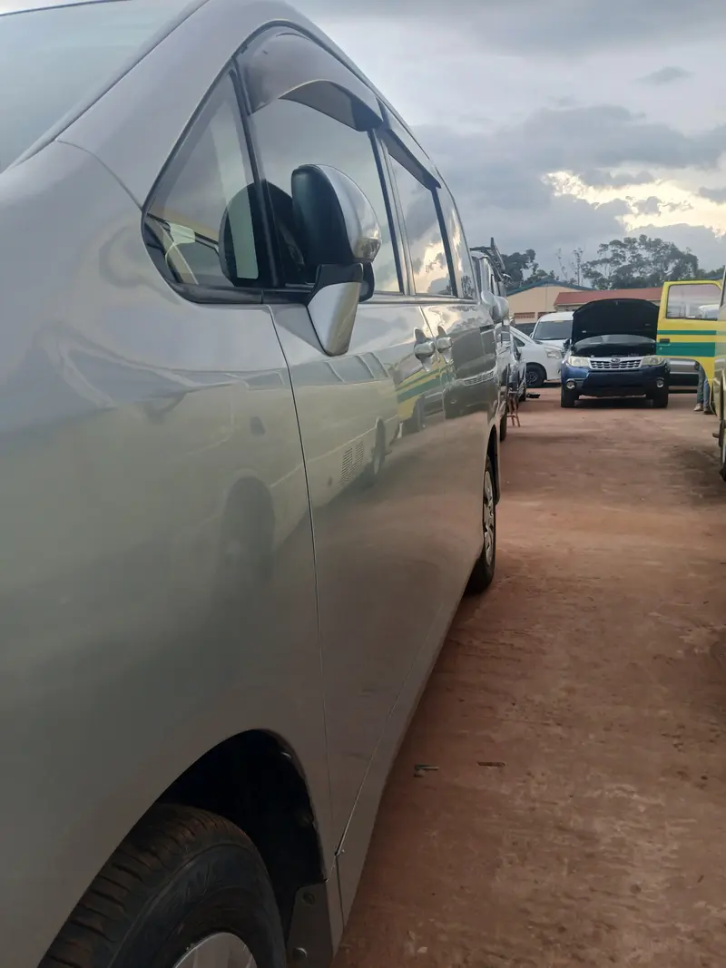 2013 Toyota Noah – photo 2