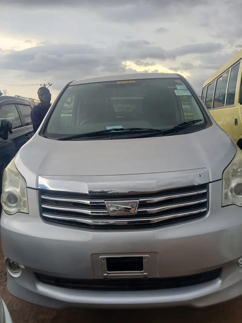 2013 Toyota Noah – photo 3