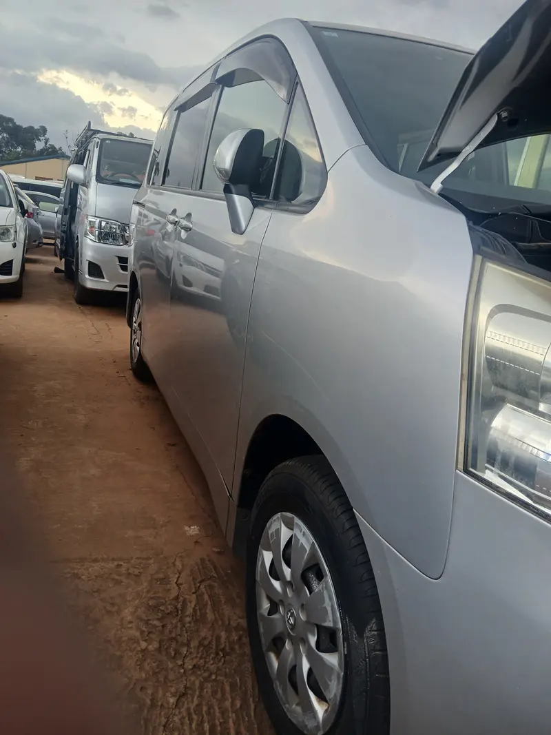 2013 Toyota Noah – photo 4