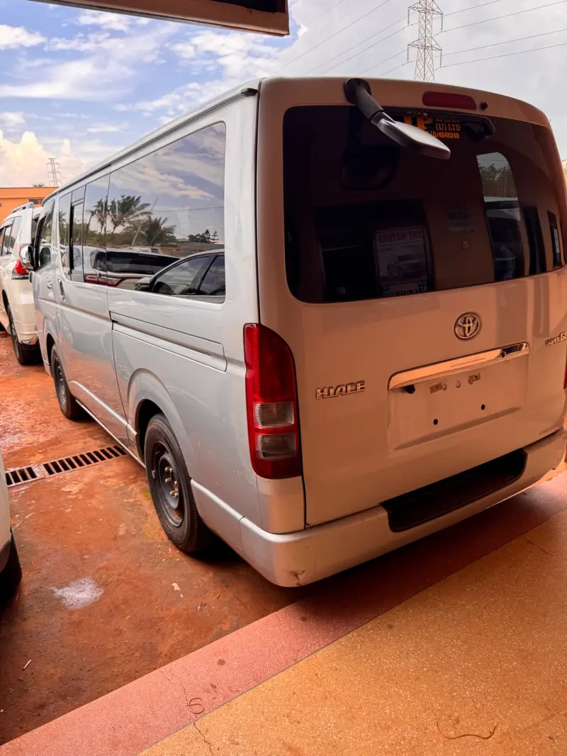 2013 Toyota Hiace – photo 2