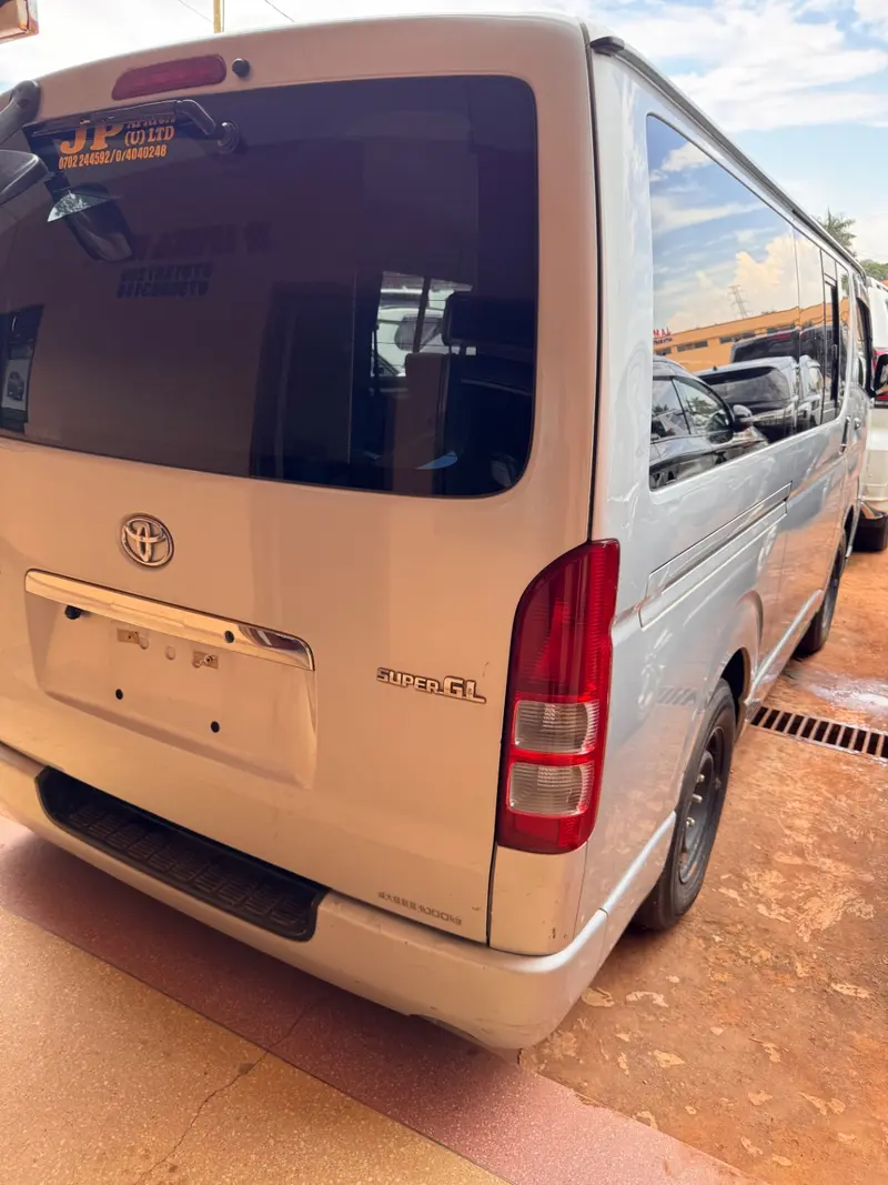 2013 Toyota Hiace – photo 3