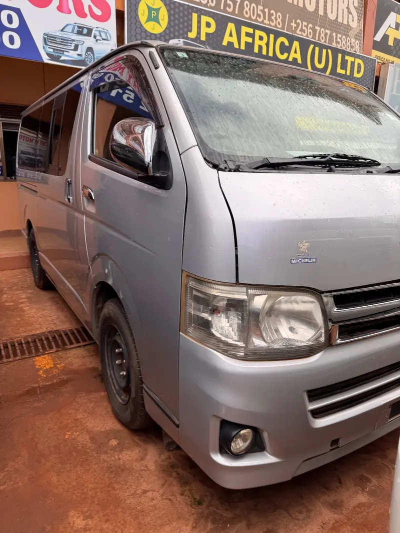 2013 Toyota Hiace – photo 4