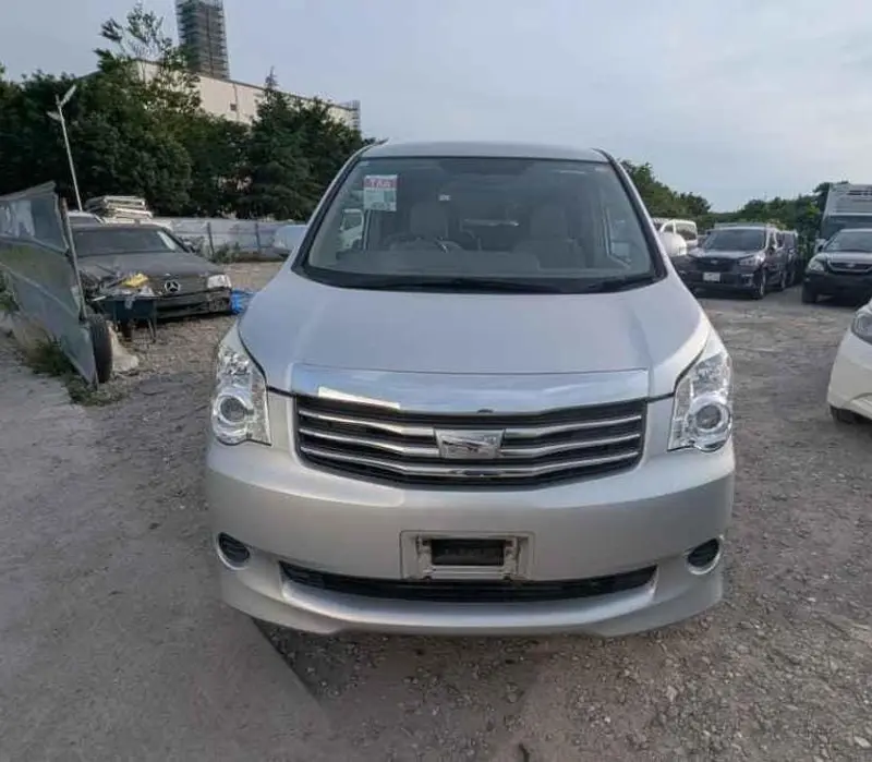 2013 Toyota Noah – photo 2