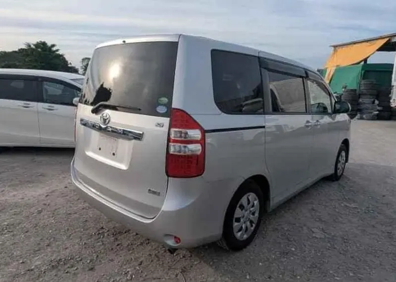 2013 Toyota Noah – photo 3