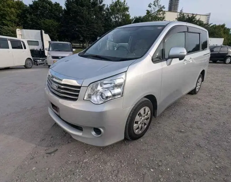 2013 Toyota Noah – photo 4