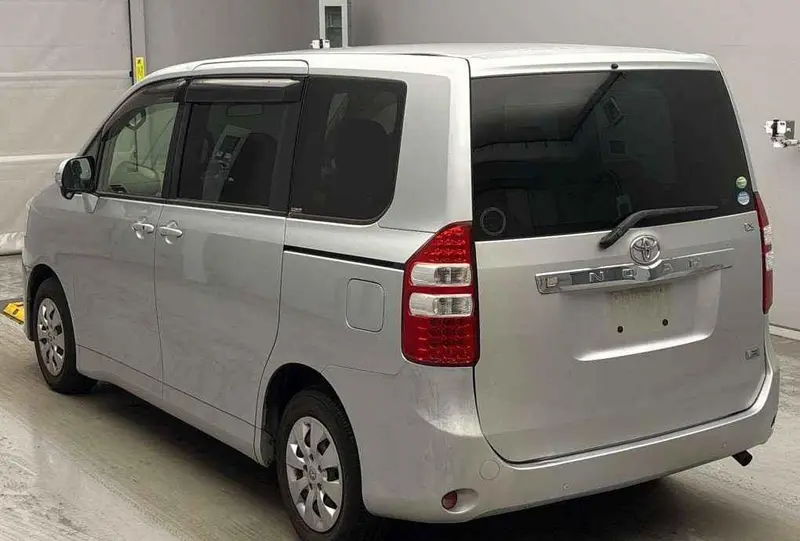 2013 Toyota Noah – photo 9