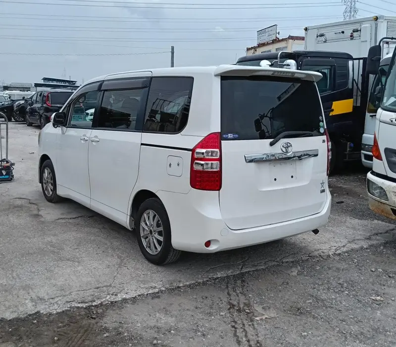 2013 Toyota – photo 2