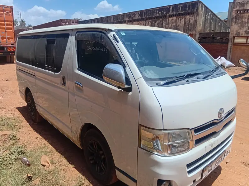 2011 Toyota Hiace – photo 2