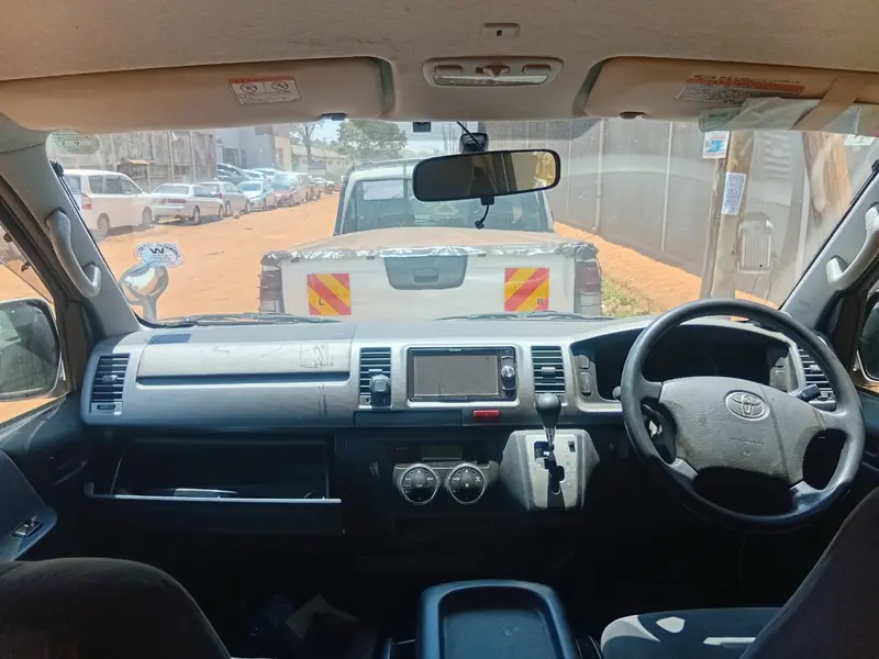 2011 Toyota Hiace – photo 3