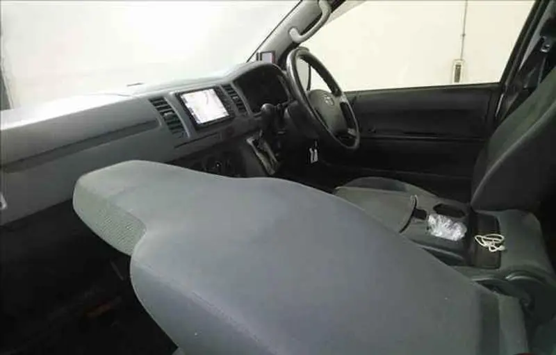 2013 Toyota Hiace – photo 4