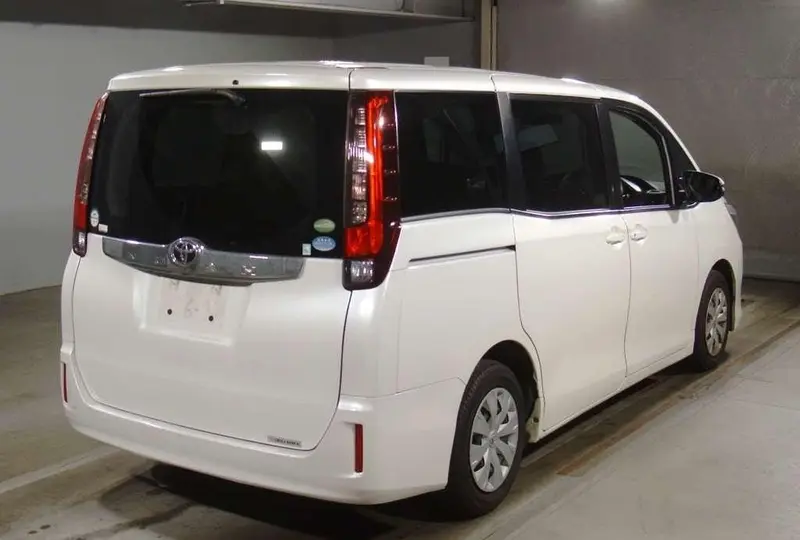 2014 Toyota Noah – photo 2