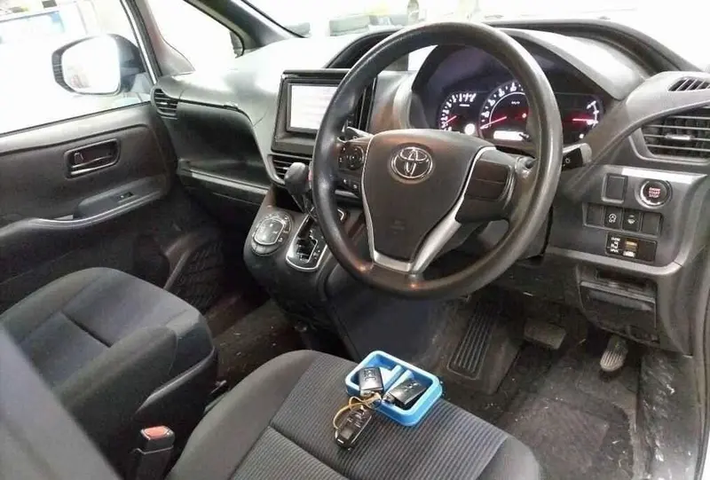 2014 Toyota Noah – photo 3