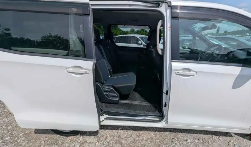 2014 Toyota Noah – photo 4