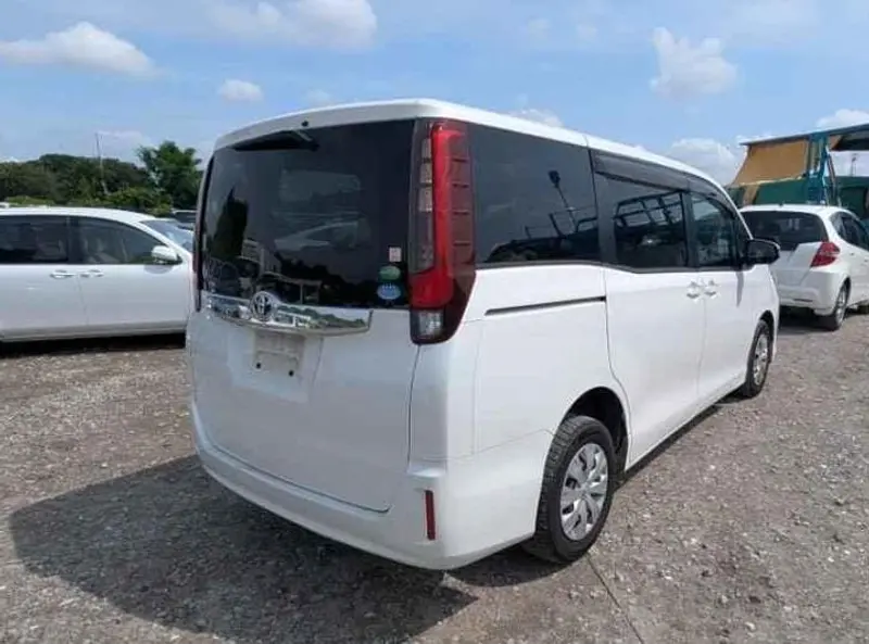 2014 Toyota Noah – photo 9