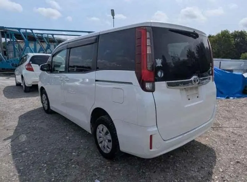 2014 Toyota Noah – photo 10