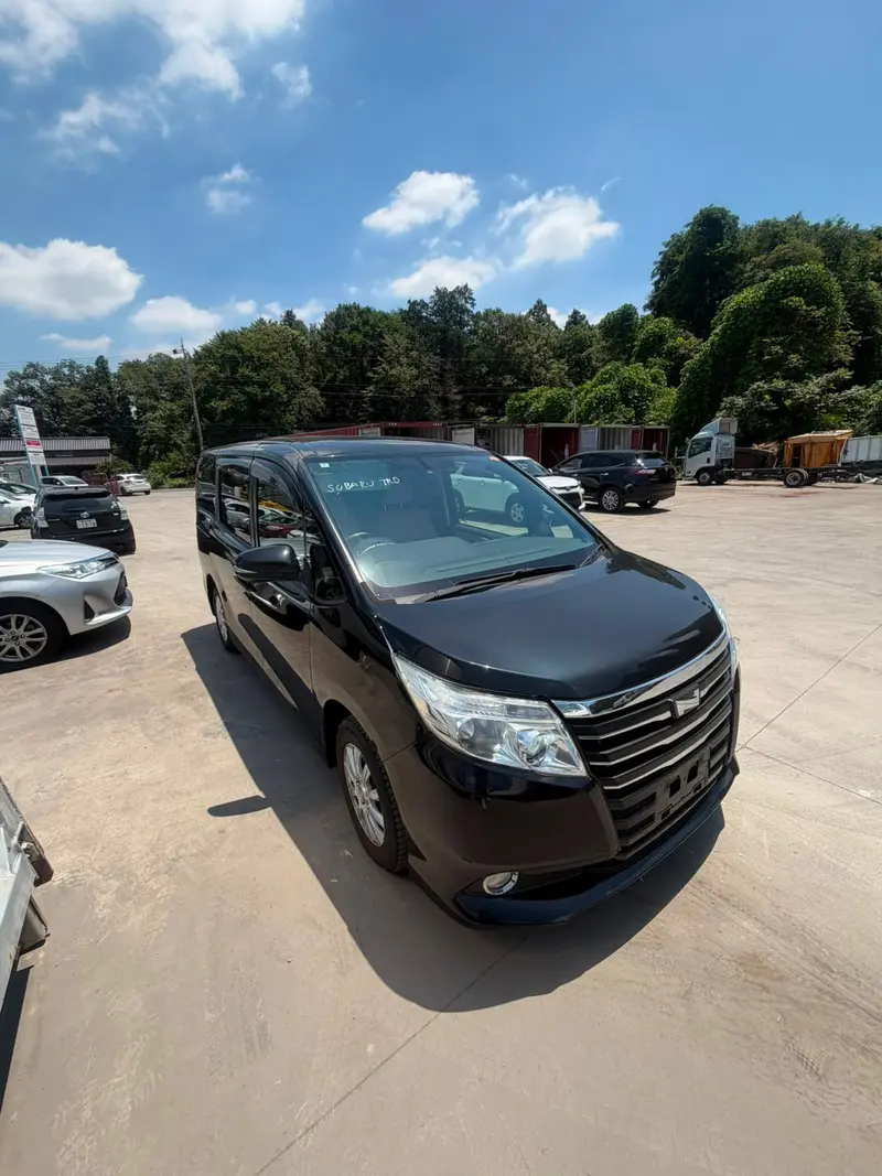 2014 Toyota Noah – photo 2