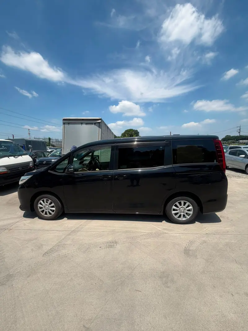 2014 Toyota Noah – photo 3