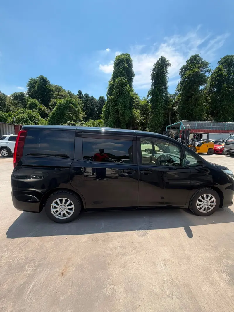 2014 Toyota Noah – photo 4