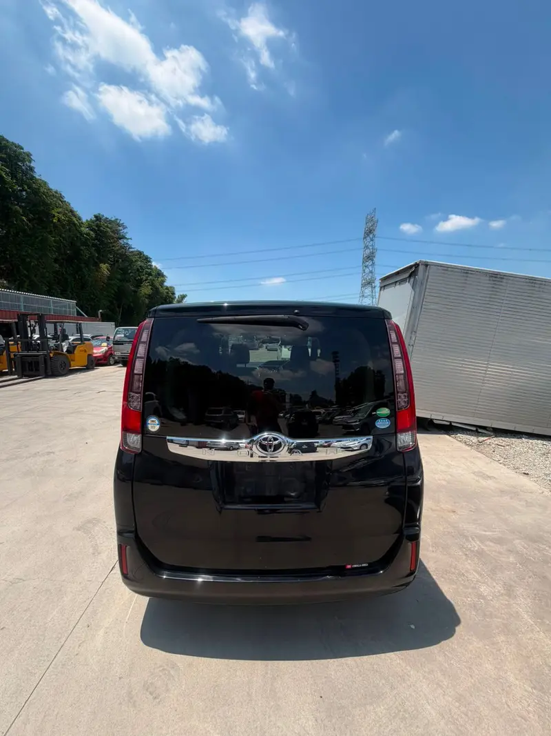 2014 Toyota Noah – photo 5