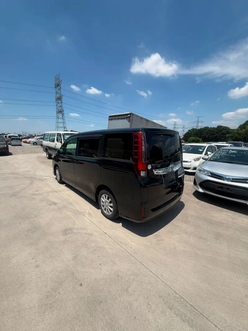 2014 Toyota Noah – photo 6
