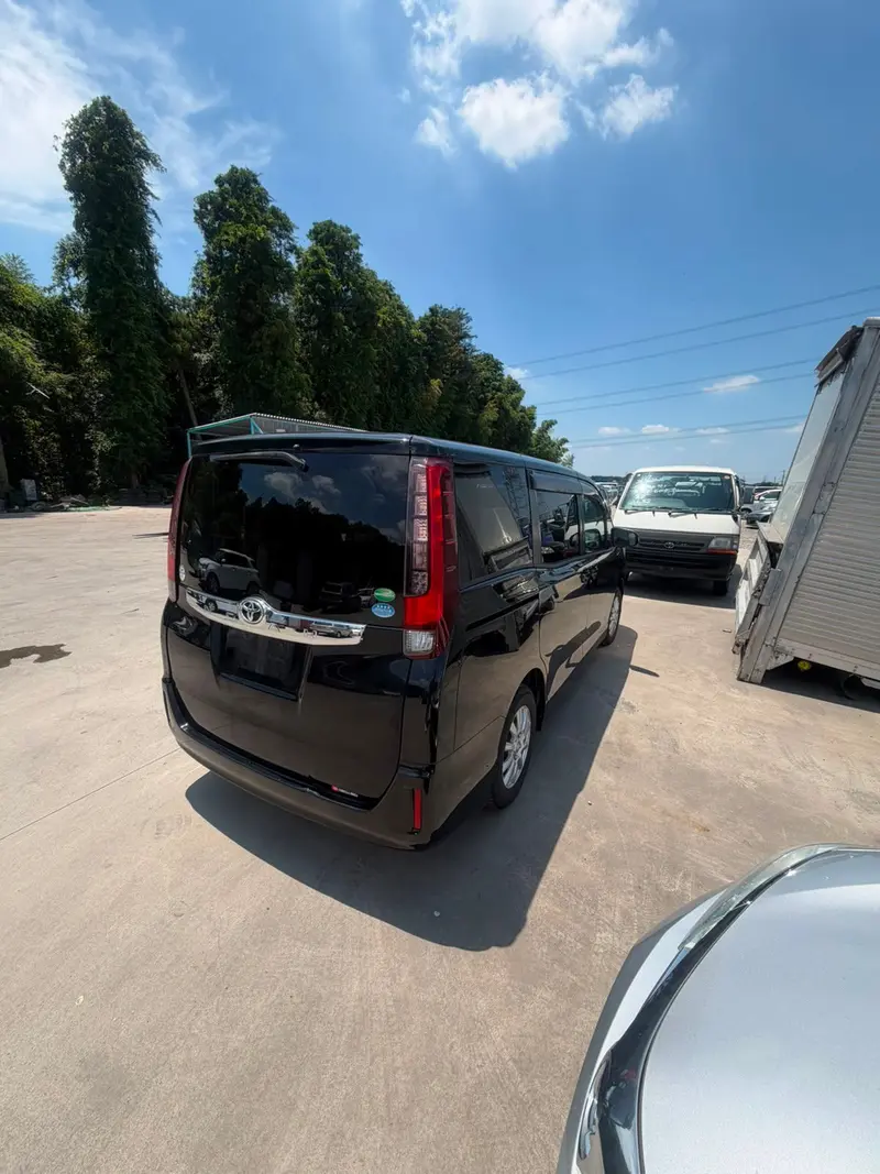 2014 Toyota Noah – photo 9