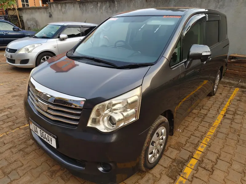 2012 Toyota Noah – photo 2