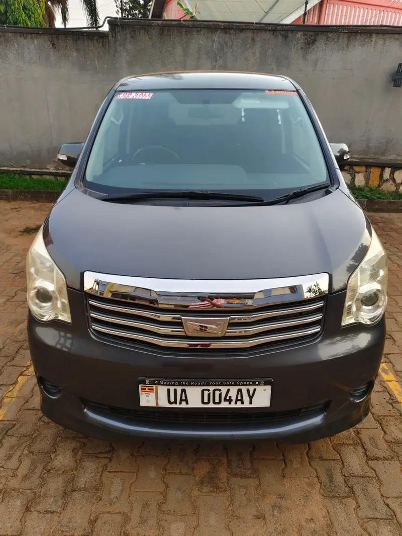 2012 Toyota Noah – photo 3