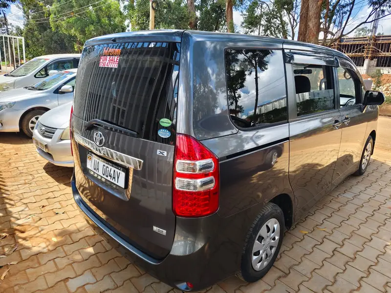 2012 Toyota Noah – photo 4