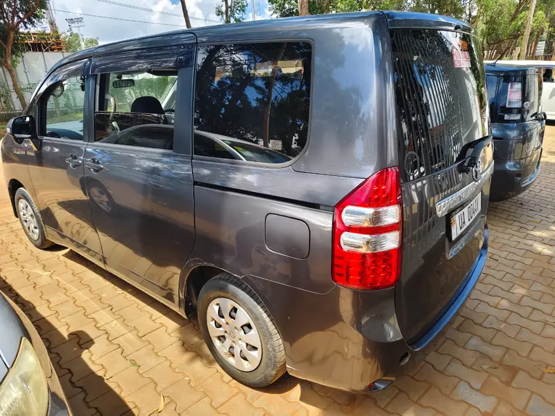 2012 Toyota Noah – photo 5