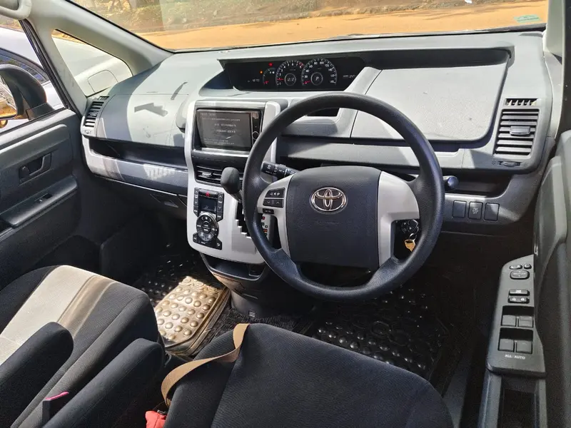 2012 Toyota Noah – photo 6