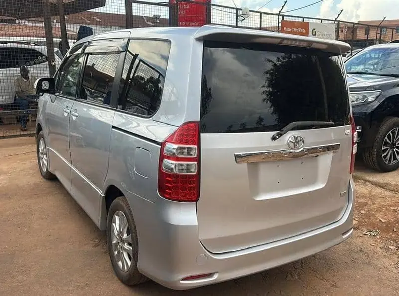 2013 Toyota Noah – photo 2
