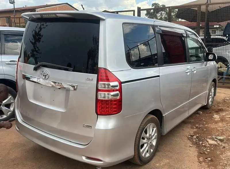 2013 Toyota Noah – photo 3