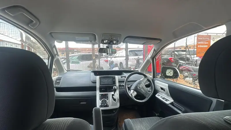 2013 Toyota Noah – photo 4