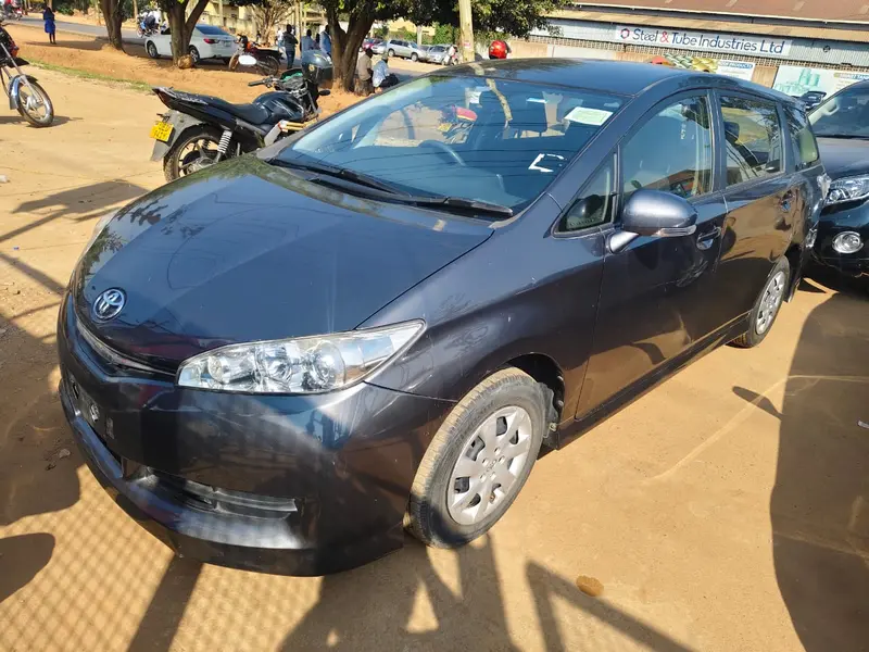 2013 Toyota Wish – photo 2