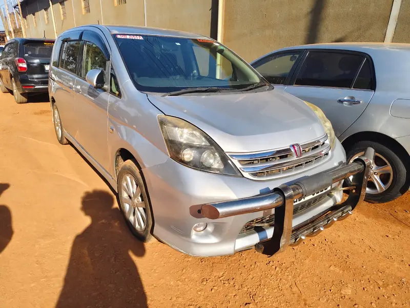 2010 Toyota Isis – photo 2