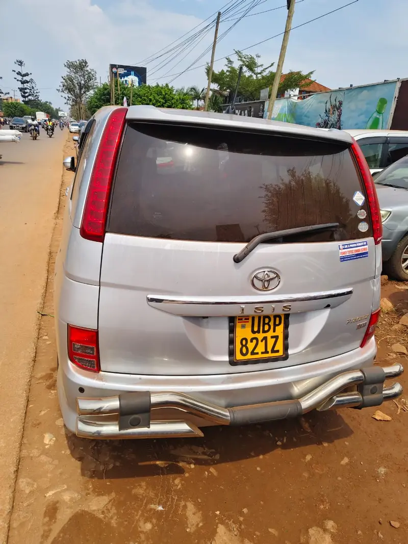 2010 Toyota Isis – photo 4