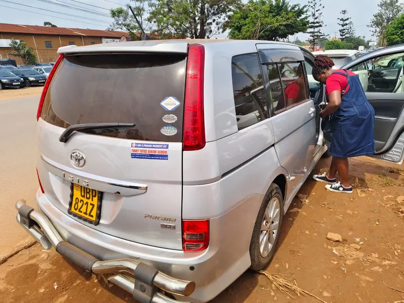 2010 Toyota Isis – photo 5
