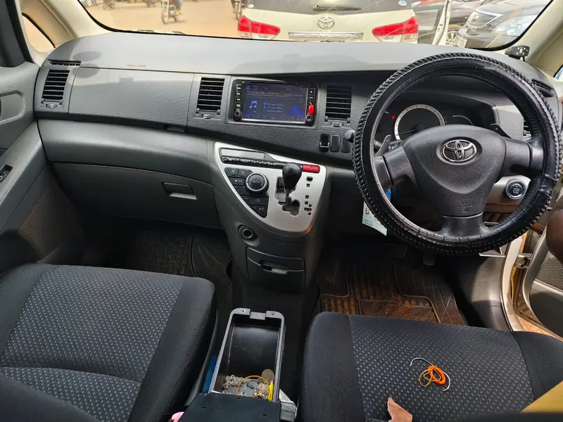 2010 Toyota Isis – photo 6
